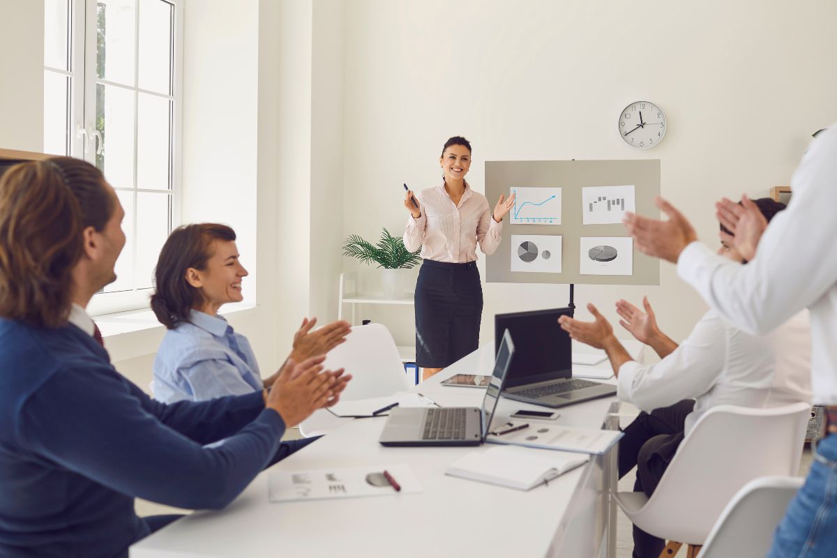 A lady training her sales team how to use cross selling method.