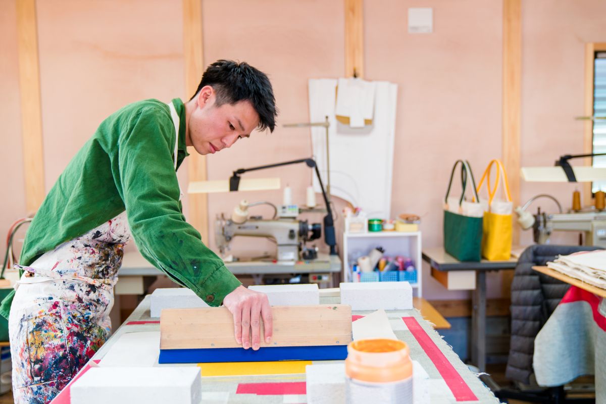 A person printing on Blanket.