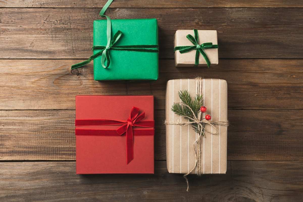 Different Christmas eco-friendly gifts kept together for students.