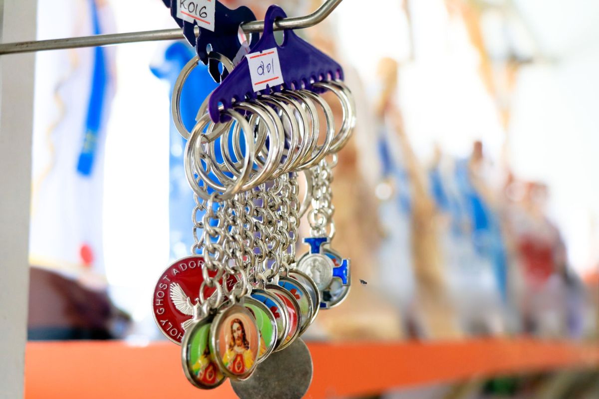 Various keychains featuring images of Jesus together with a divine saying