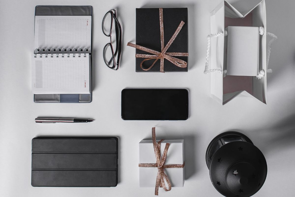 Various office devices that can be given as Christmas presents to office workers.
