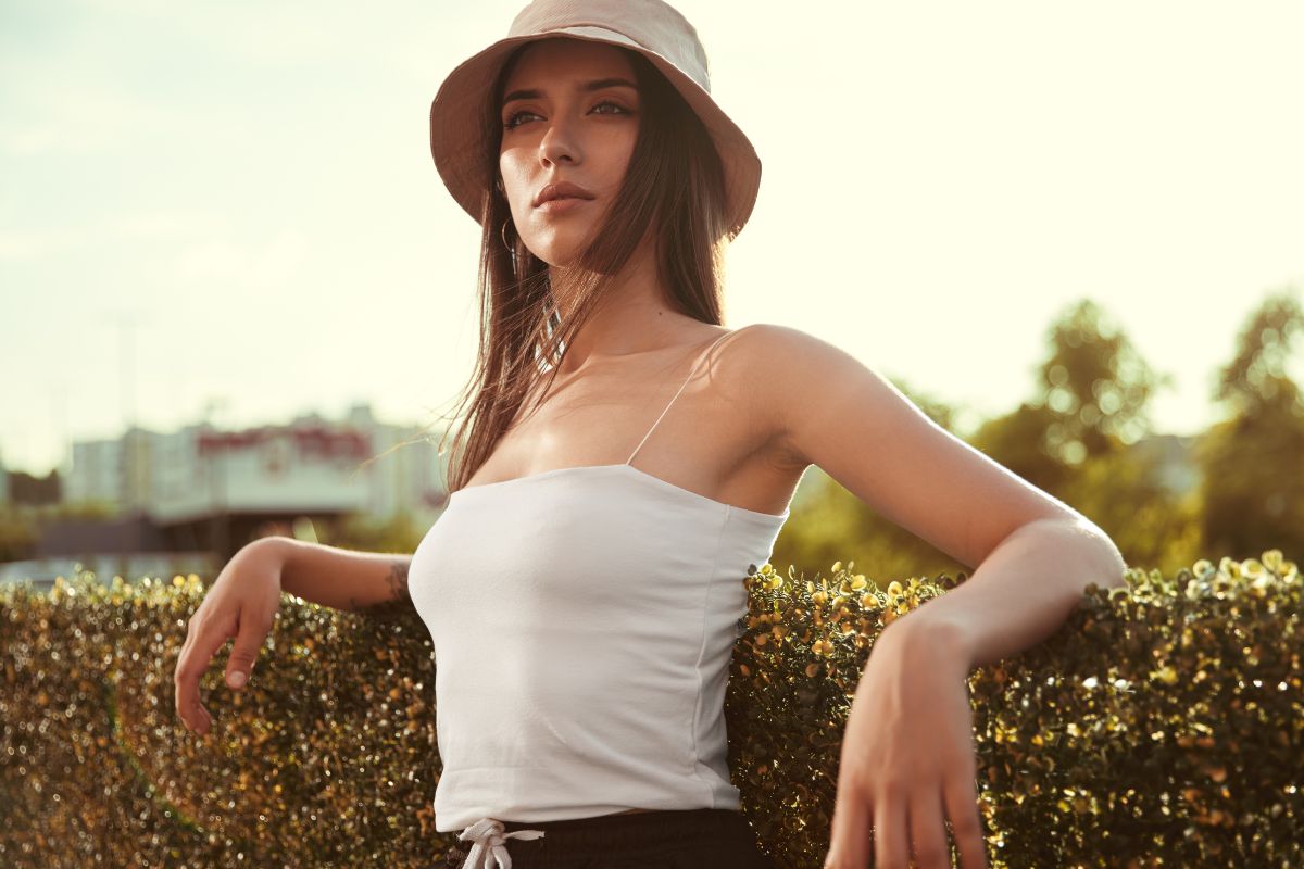 A lady wearing stylish bucket hat as her fashion accessories