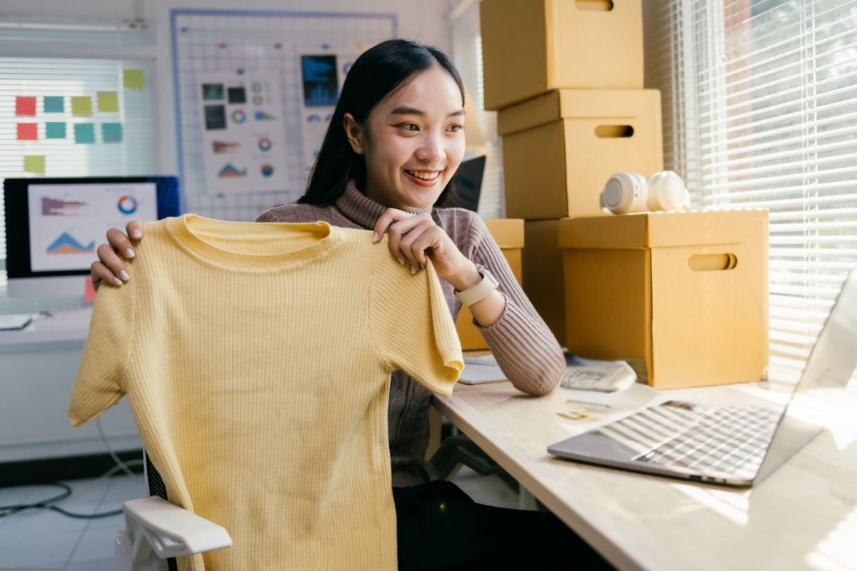 A lady marketing for her t-shirt online