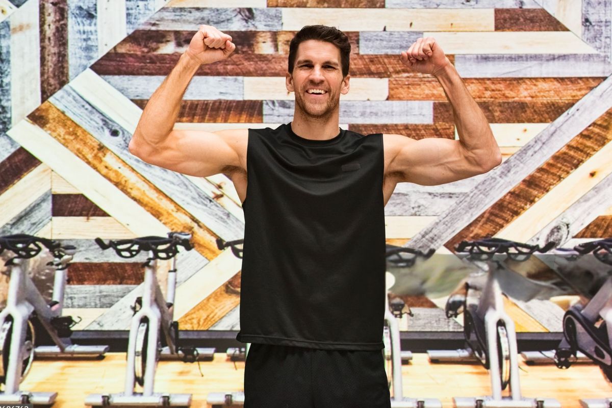 A person wearing muscle tank t-shirt