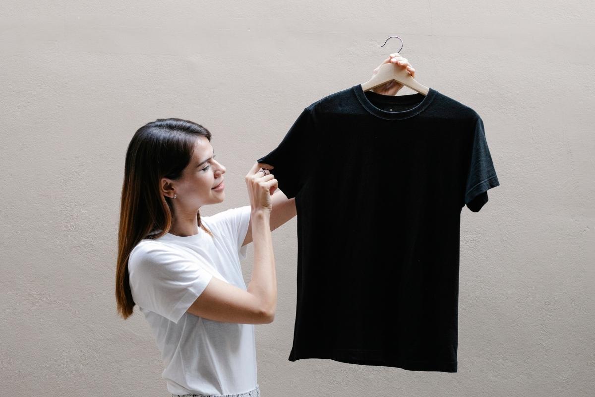 A lady wearing a plain t-shirt