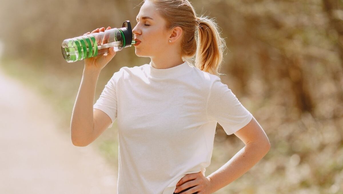 A lady wearing an athletic t-shirt and following unisex athleisure trends