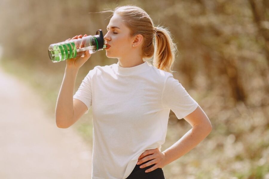 A lady wearing an athletic t-shirt and following unisex athleisure trends